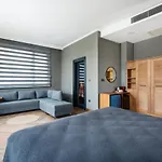 Hotel Old Colorful Balat Petrion 3*