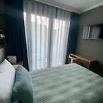 Hotel Old Colorful Balat Petrion 3*