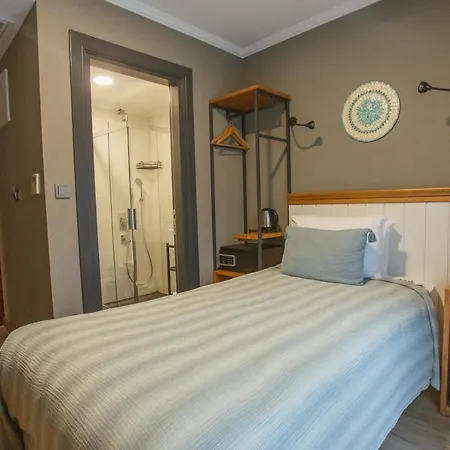 Old Colorful Balat Petrion Otel İstanbul