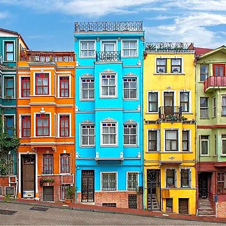 Old Colorful Balat Petrion Hotell 3*