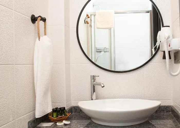 Old Colorful Balat Petrion 酒店