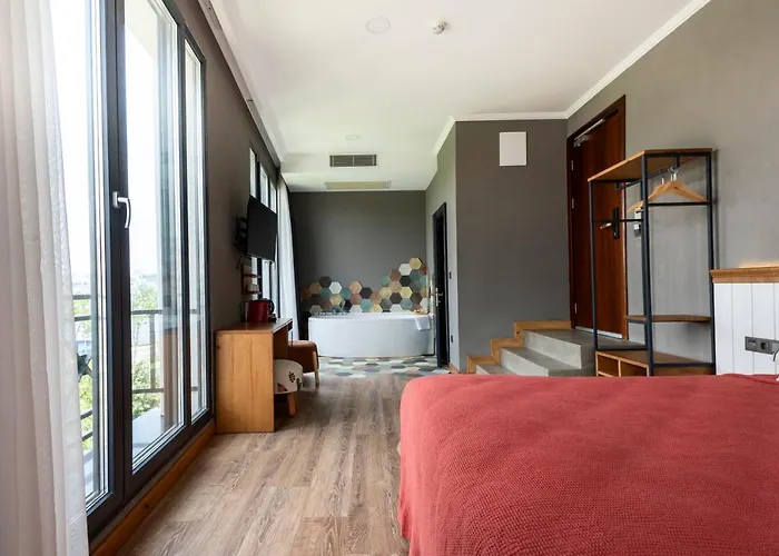 Old Colorful Balat Petrion 酒店 3*