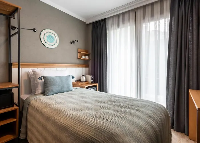 Old Colorful Balat Petrion 酒店