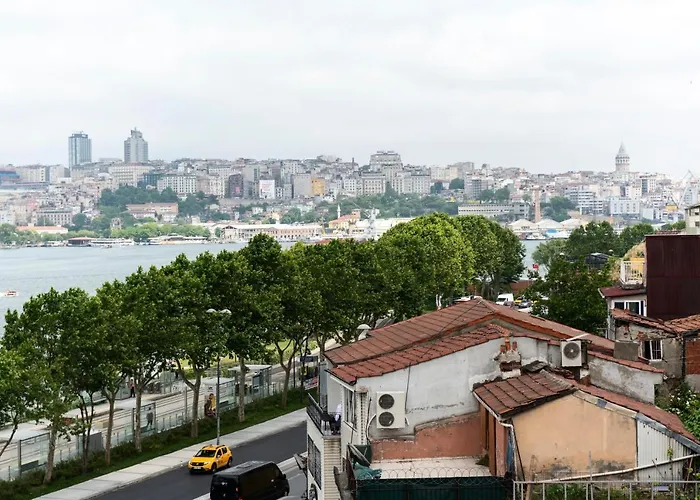 酒店 Old Colorful Balat Petrion