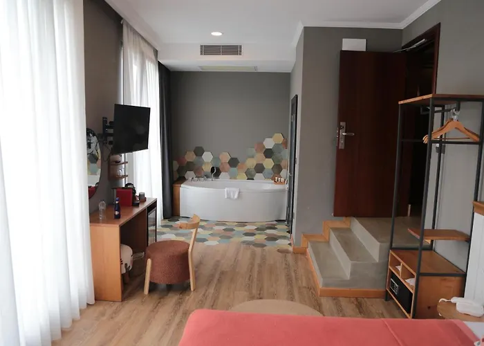 Old Colorful Balat Petrion 酒店