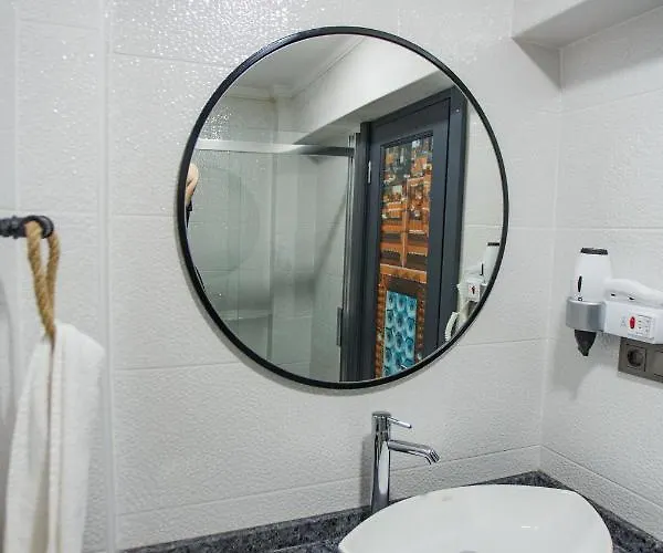 Old Colorful Balat Petrion 酒店