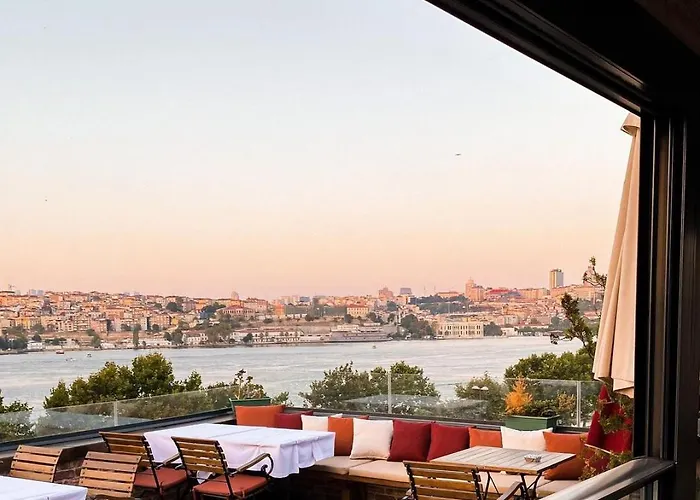 酒店 Old Colorful Balat Petrion